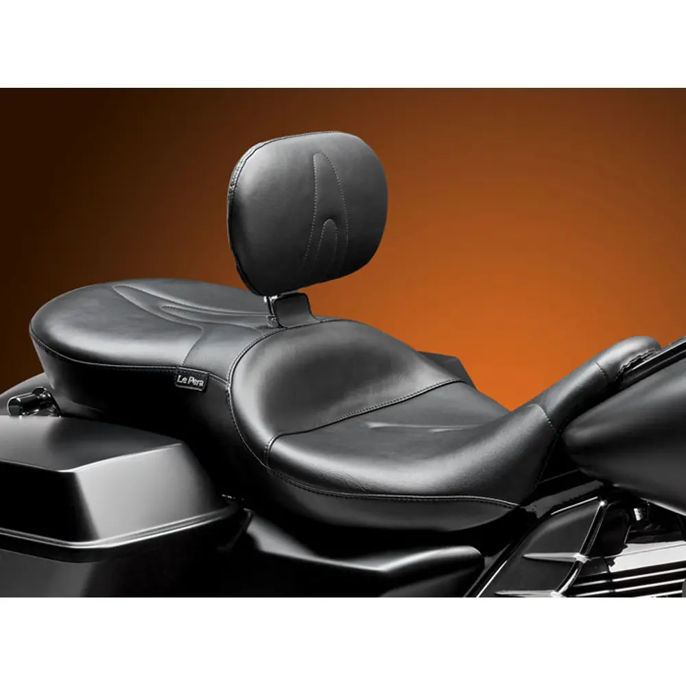 Le Pera RT66-istuin selkänojalla Harley-moottoripyörään
