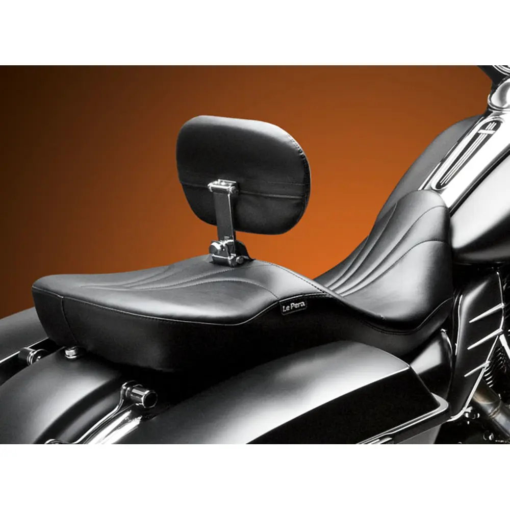 Le Pera RT66-istuin selkänojalla Harley-moottoripyörään