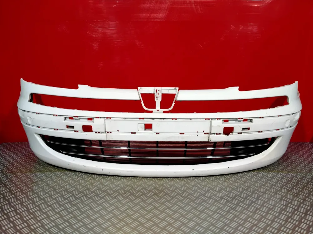 Käytetty Peugeot 807 etupuskuri