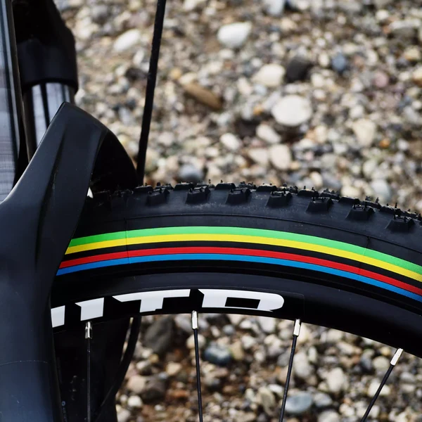VITTORIA MEZCAL XC 29X2.35 "UCI Rainbow Edition" Tubeless Ready Pehmeä musta rengas VITTORIA MEZCAL XC 29X2.35 "UCI Rainbo...