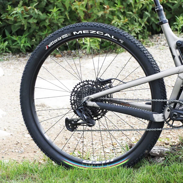 VITTORIA MEZCAL XC 29X2.35 "UCI Rainbow Edition" Tubeless Ready Pehmeä musta rengas VITTORIA MEZCAL XC 29X2.35 "UCI Rainbo...