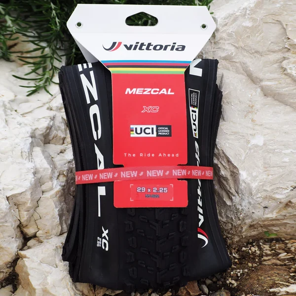 VITTORIA MEZCAL XC 29X2.35 "UCI Rainbow Edition" Tubeless Ready Pehmeä musta rengas VITTORIA MEZCAL XC 29X2.35 "UCI Rainbo...